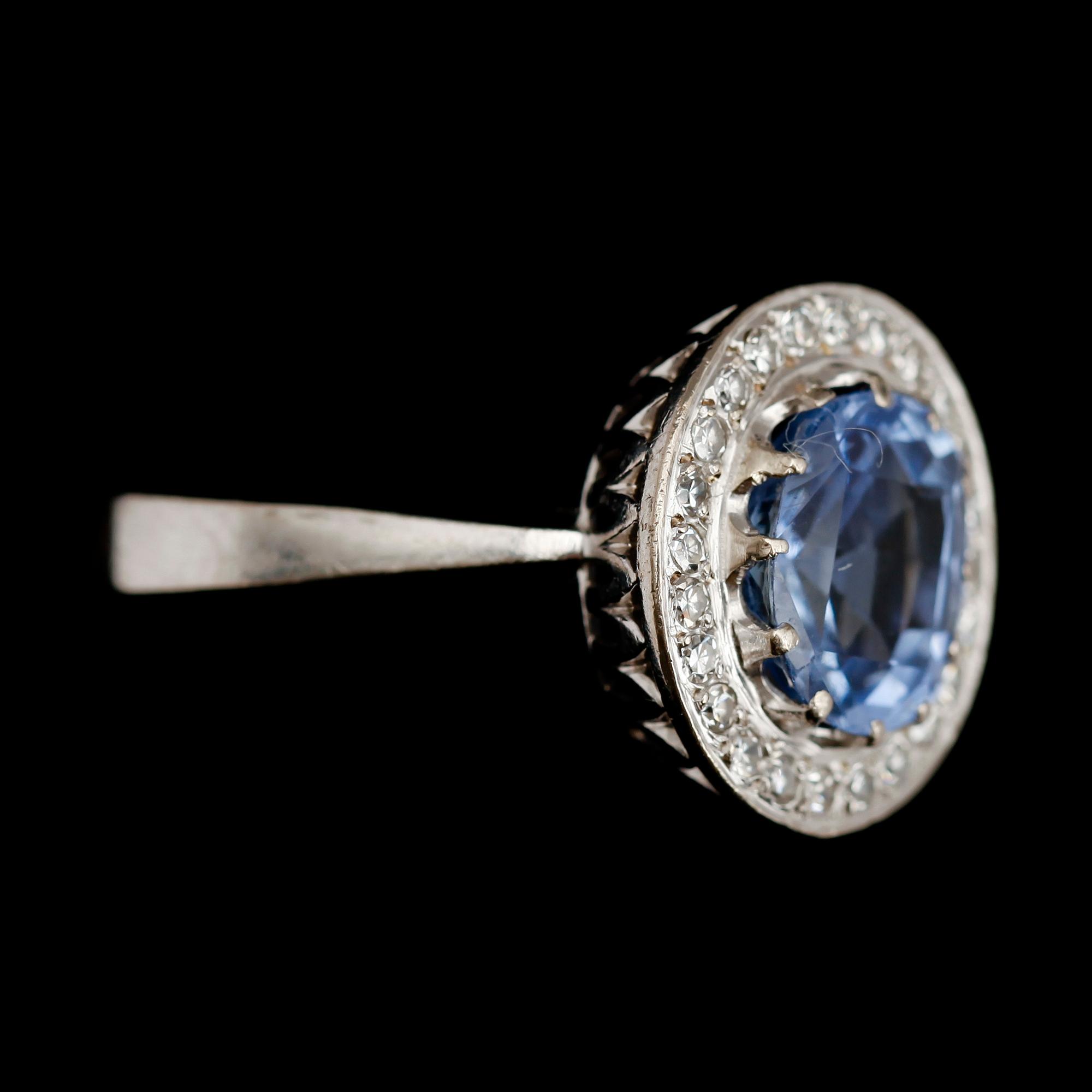 RING, 18 k vitguld, ljusblå safir 4,72 ct samt brljanter.