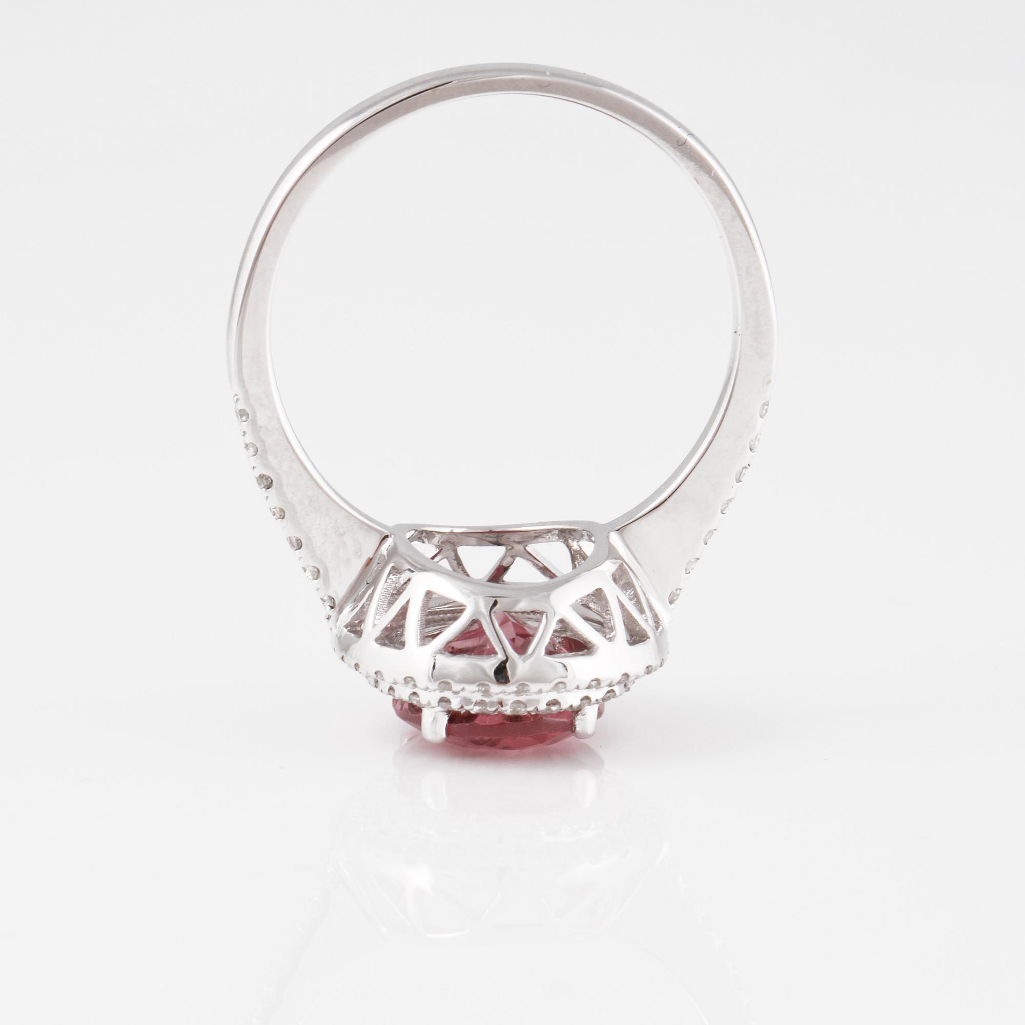 RING, 18K vitguld med fasettslipad rosa turmalin ca 2.20 ct samt briljantslipade diamanter ca 0.35 ct. Vikt 4,5 gram.