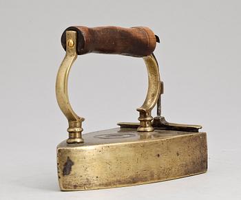 STRYKJÄRN, mässing, bär märkning, 1800-tal.