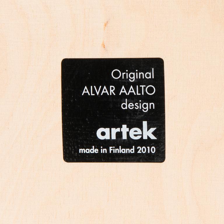 ALVAR AALTO, pallar, 2 st, modell 60, Artek 2010. Klädseln design av Ilse Crawford.