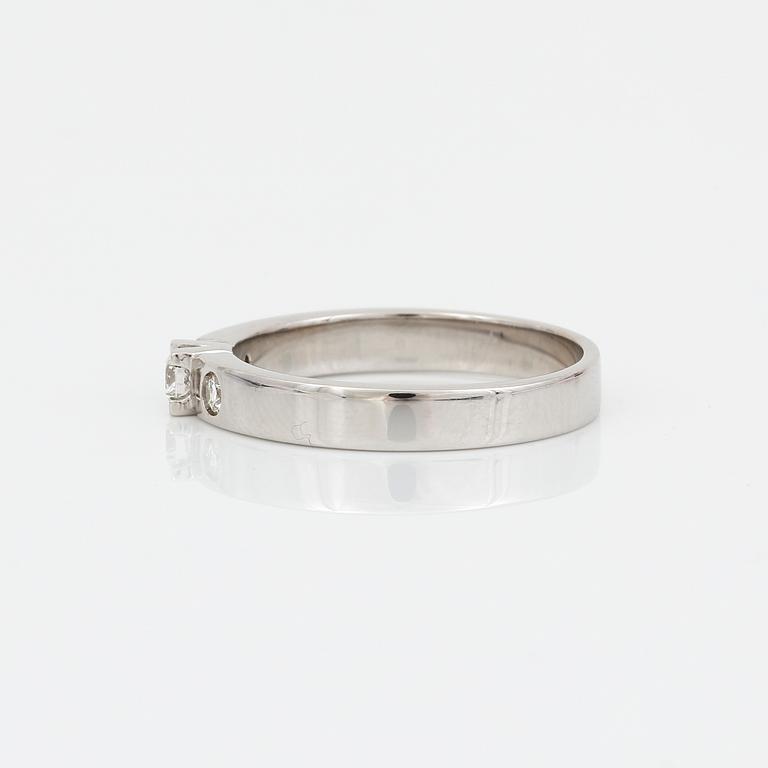 RING, 14K vitguld med briljantslipad diamant ca 0,12 ct och två briljantslipade diamantet tot ca 0,08 ct. Vikt 3, 43 g.