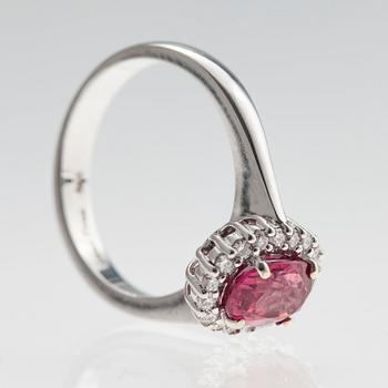 RING, 14K vitguld, rosa safir 1.70 ct. Briljanslipade diamanter 0.30 ct. Vikt 5,4 g.