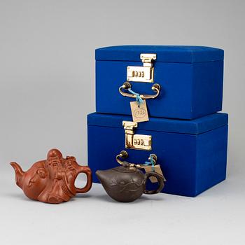 Two Yixing tea pots with cover, China, 20th Century.