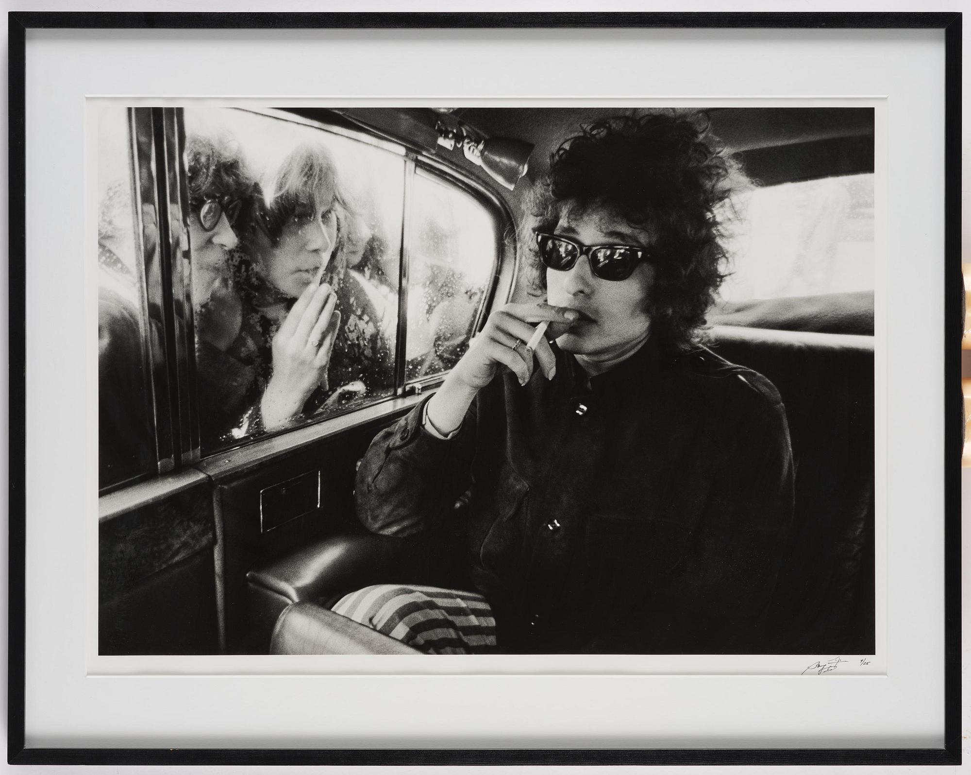Berry Feinstein, “Bob Dylan, Fans Looking in Limo, London”, 1996.