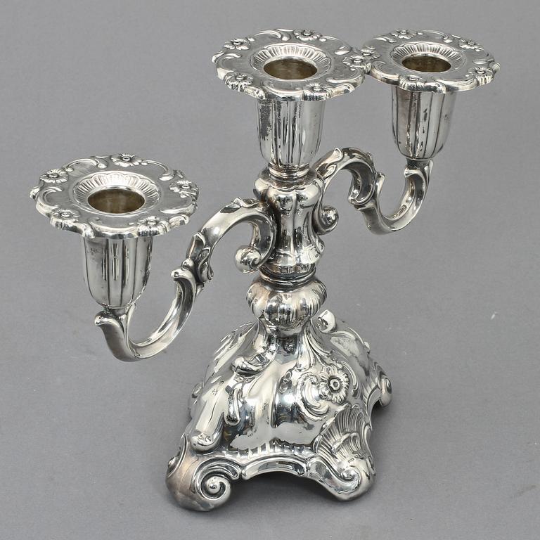 KANDELABER samt LJUSSTAKAR, ett par, CGH samt GAB, Stockholm, 1939 samt 1964. Tot vikt 785 g.