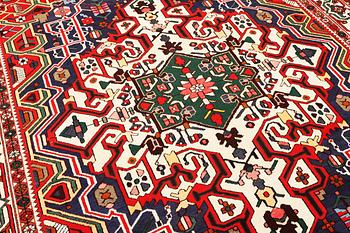 A Bakhtiari carpet a. 310 x 211 cm.