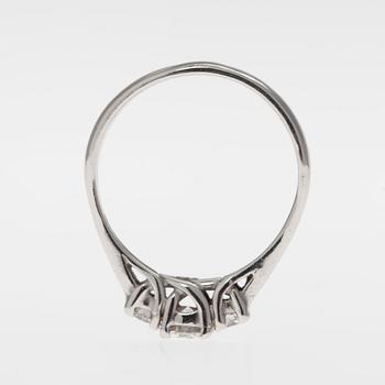 RING, vitguld 14K, 3 diamanter, 0,32ct + 2x0,11 ct, tillsammans 0,54 ct, totalvikt 3,2 g.