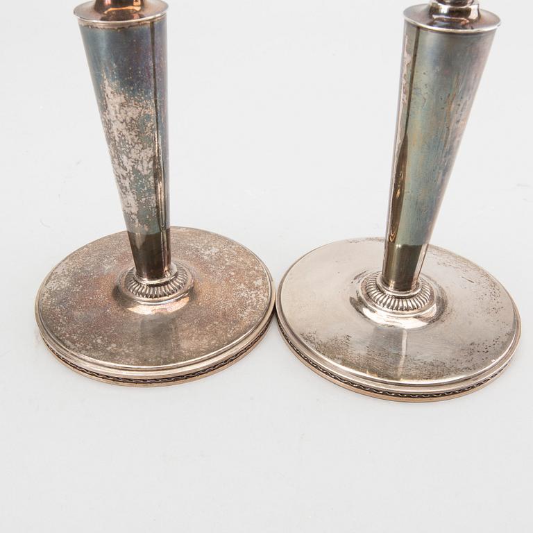 A pair of silver candlesticks. Eric Råström, Stockholm. 1945. Total weight 400 gram.