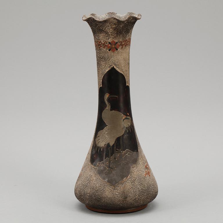 VAS, porslin, Japan, 1900-talets första hälft.