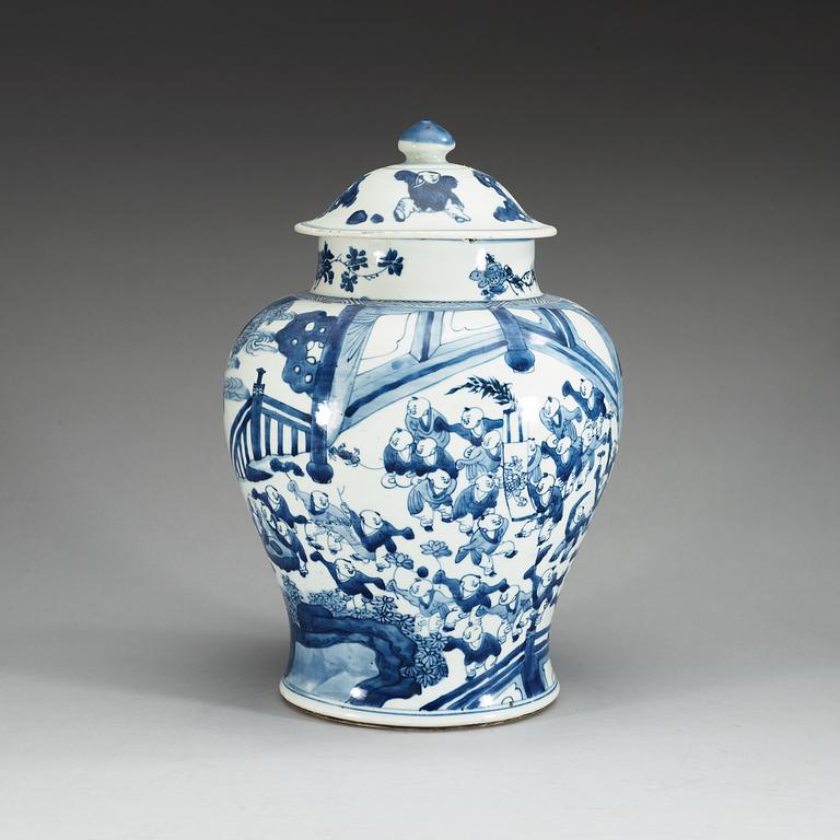 A blue and white jar with cover, Qing dynasty, Kangxi (1662-1722).