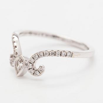 Ring, 18K vitguld med päronslipad samt briljantslipade diamanter.
