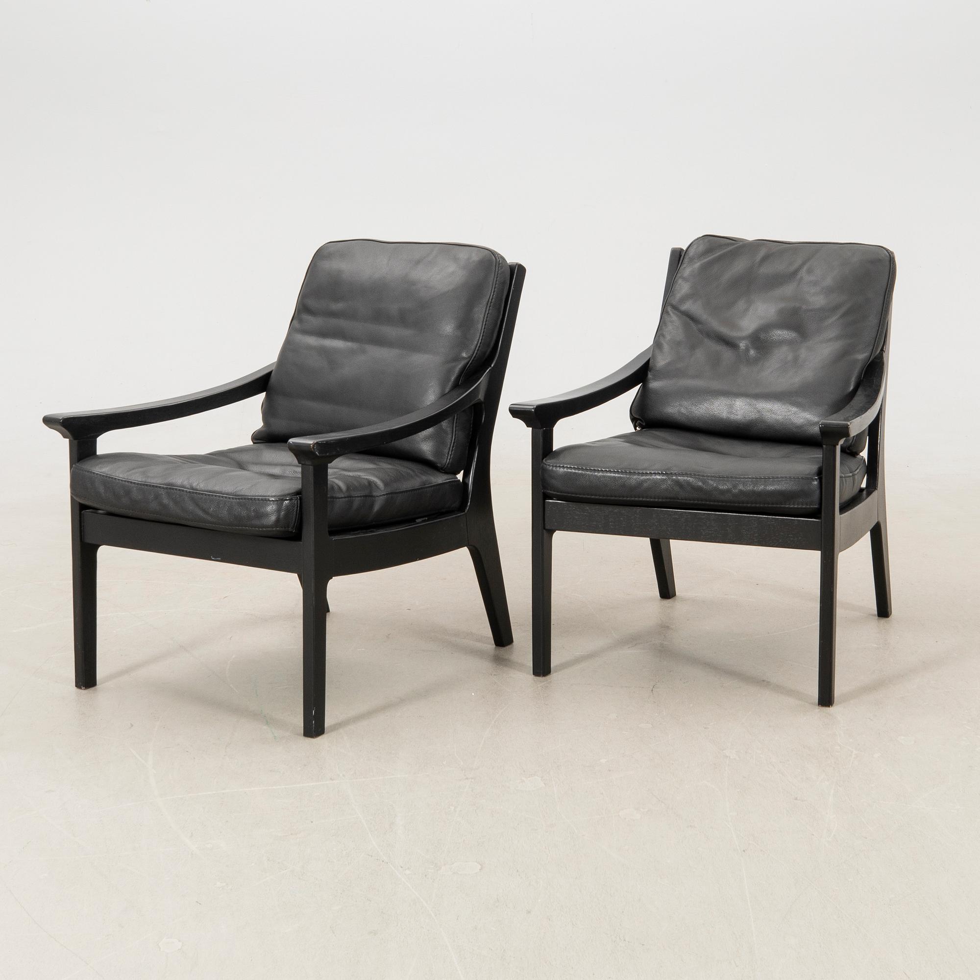 Armchairs, a pair of modern manufacture.