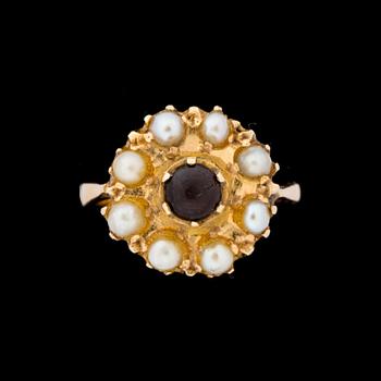 Ring, 18 k guld med pärlor samt lila sten. Vikt ca 4 g.