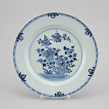 A blue and white serving dish and six odd blue and white plates, Qing dynasty, Qianlong (1736-95).