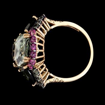 RING, 18K guld, safirer tot ca 1.20 ct, kvarts tot ca 7.04 ct, turmaliner tot ca 2.30 ct, diamanter tot ca 0.06 ct.