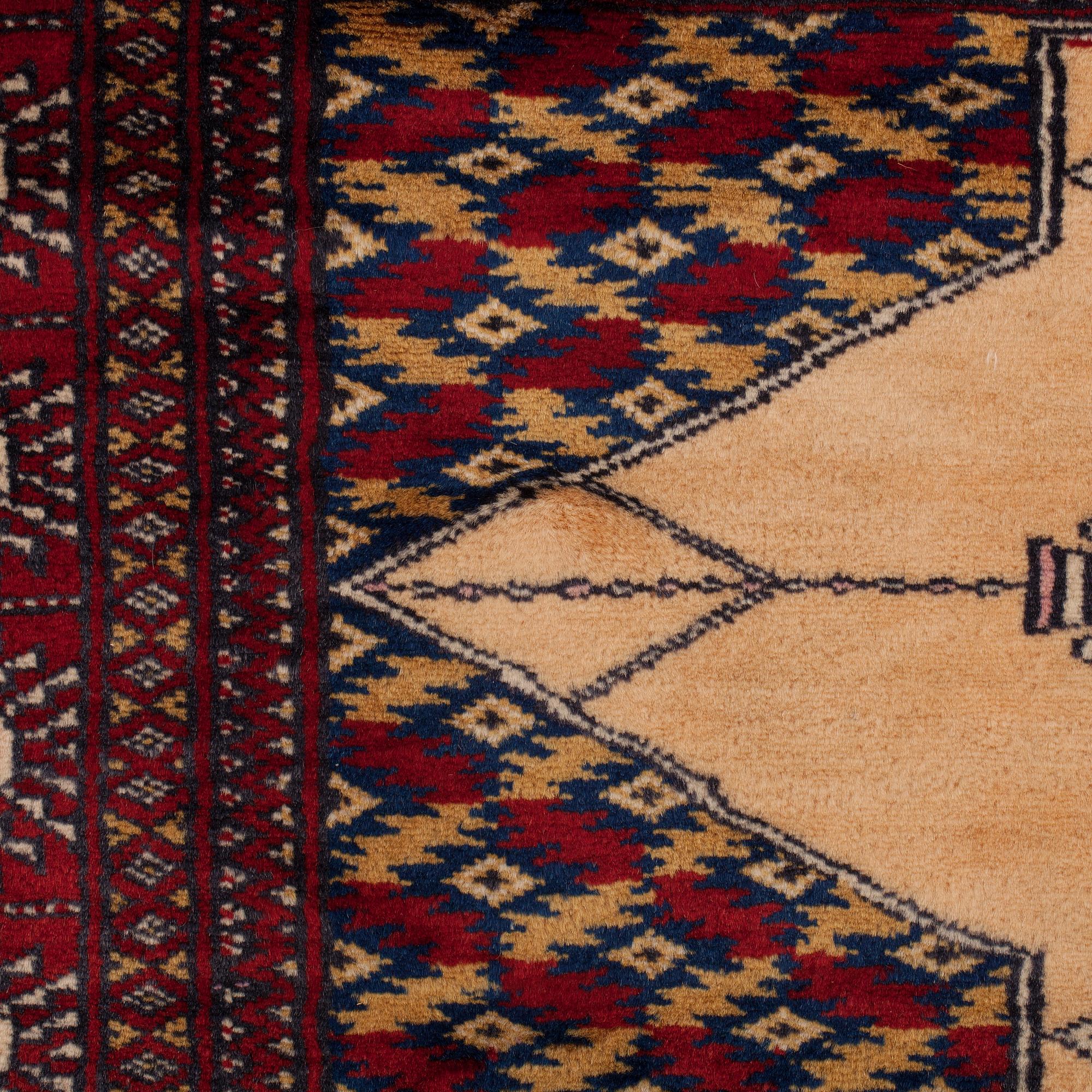A RUNNER, a Pakistan Saff, ca 220 x 88,5 cm.
