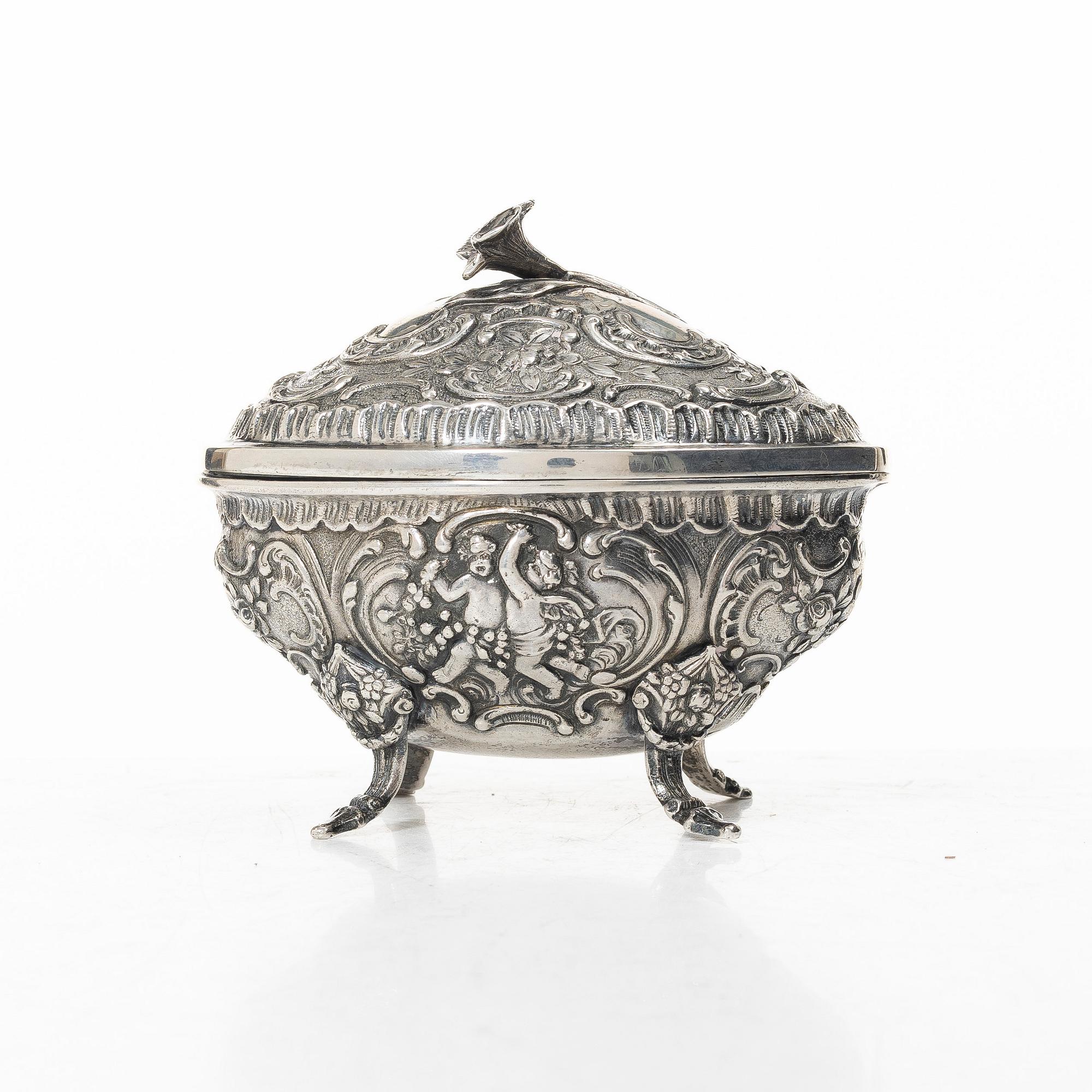 A Swedish silver sugar box, mark of AG Dufva, Stockholm 1913.