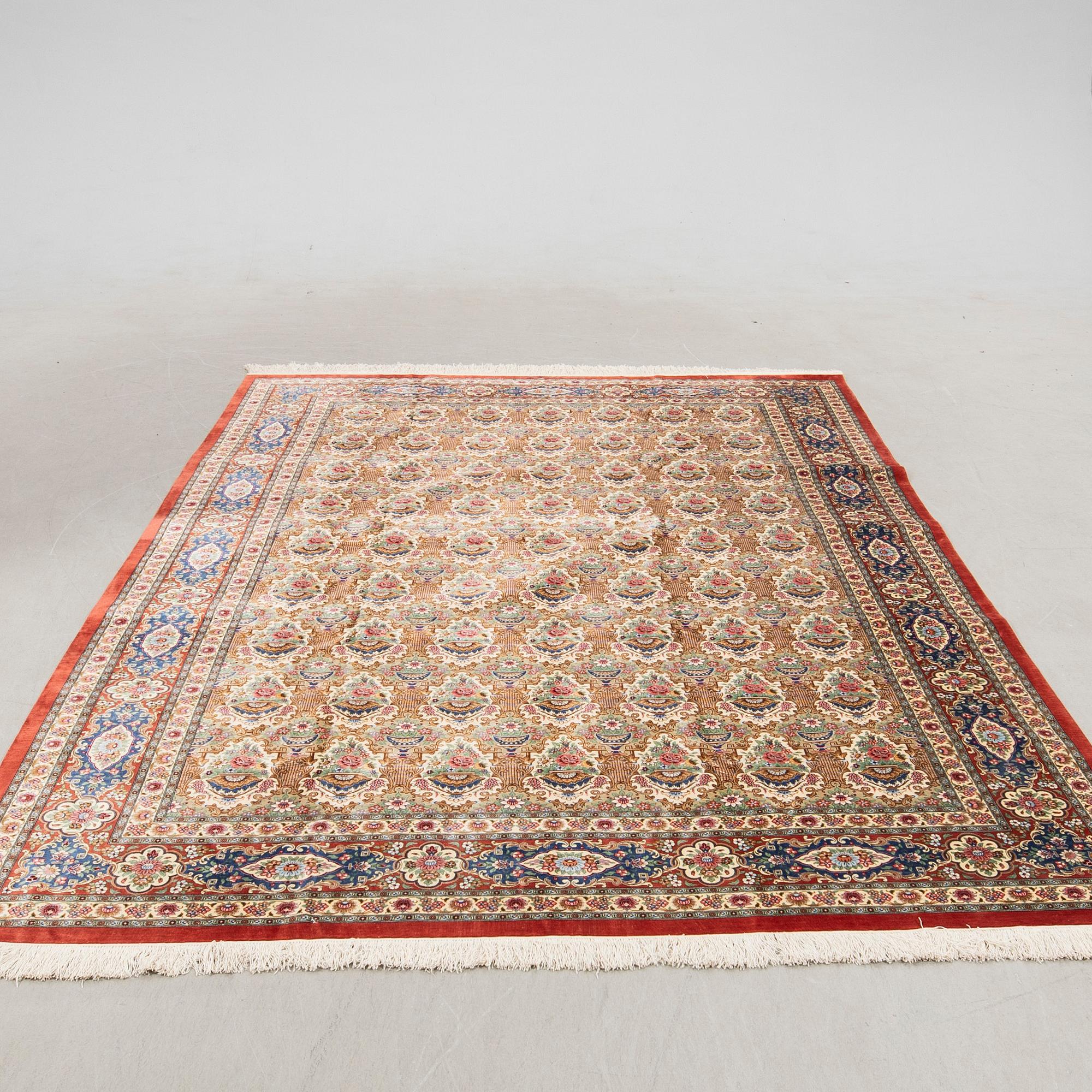 A sillk Qum carpet, Central Persia, signerad 310 x 197 cm.