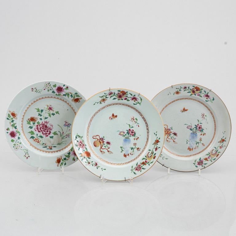 A set of three Chinese export porcelain plates, Qingdynasty, Qianlong (1736-95).