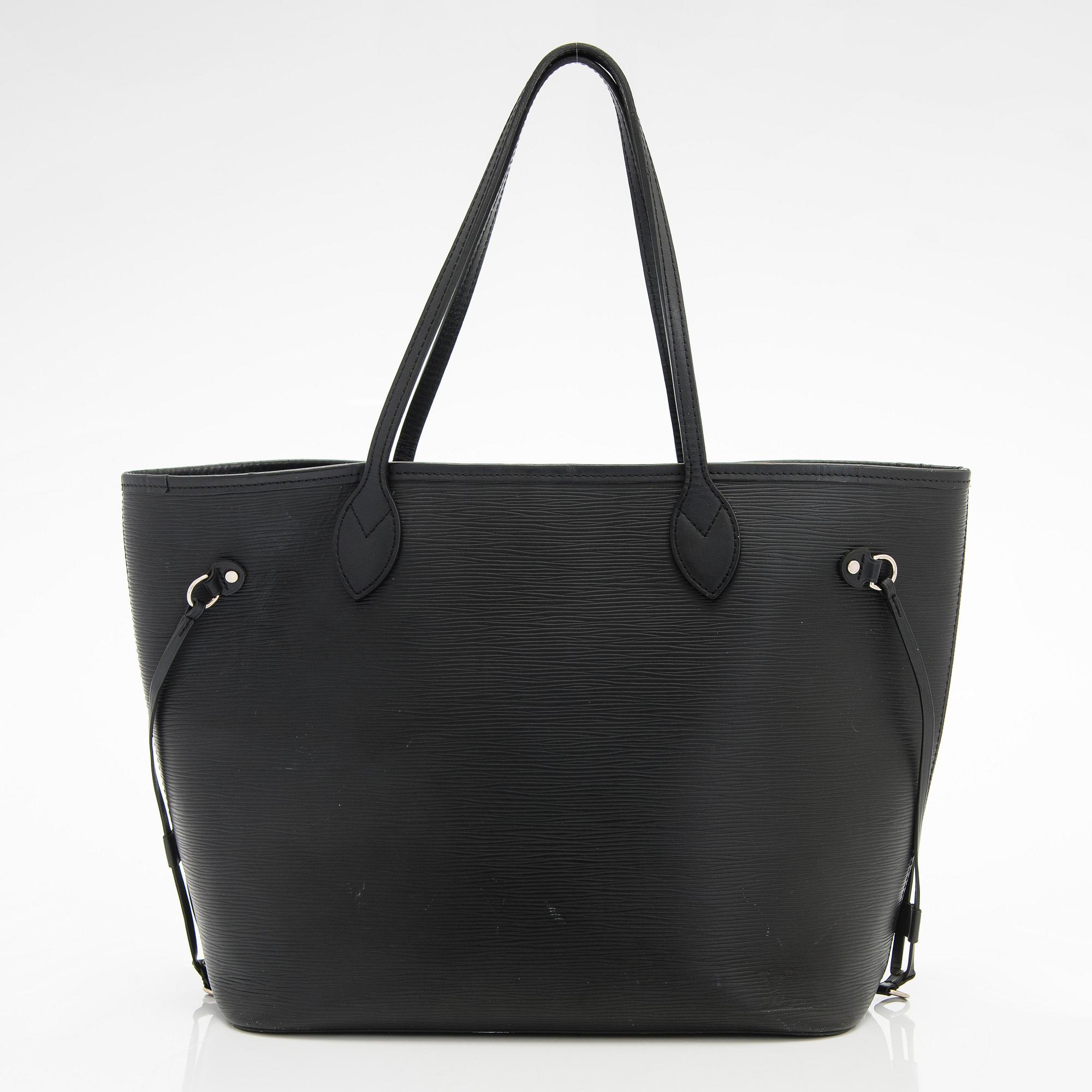Louis Vuitton, a 'Neverfull MM' bag.