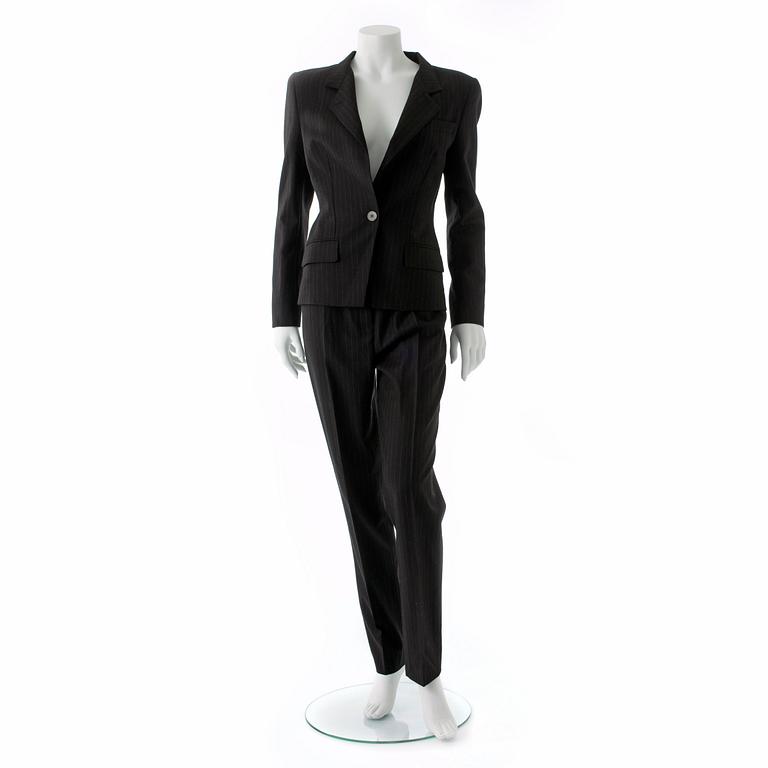YVES SAINT LAURENT, a two-piece suit concisting of a jacket and pants in dark grey wool.