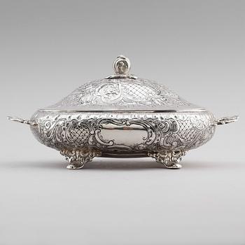 TERRIN, silver, rokokostil, sannolikt Nederländerna, 1800-/1900-tal. Vikt ca 1053 gram.