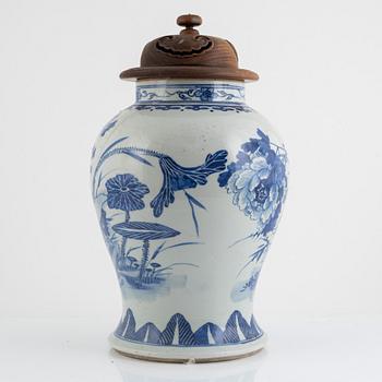 A blue and white porcelain urn with cover, China, 19th century.