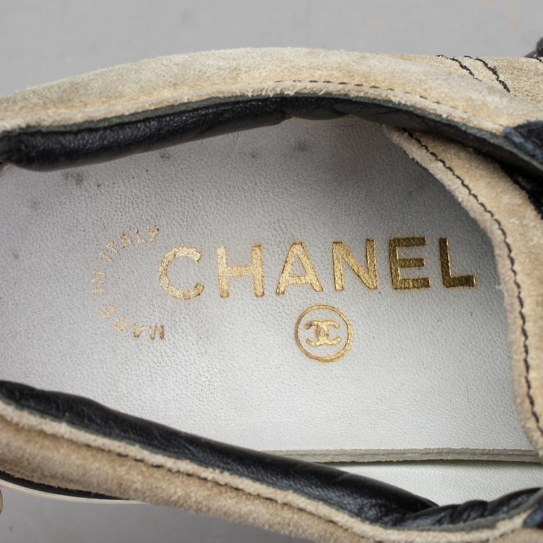 SKOR, ett par sneakers, Chanel.