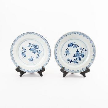 A set of twelve Chinese porcelain plates around 1800.