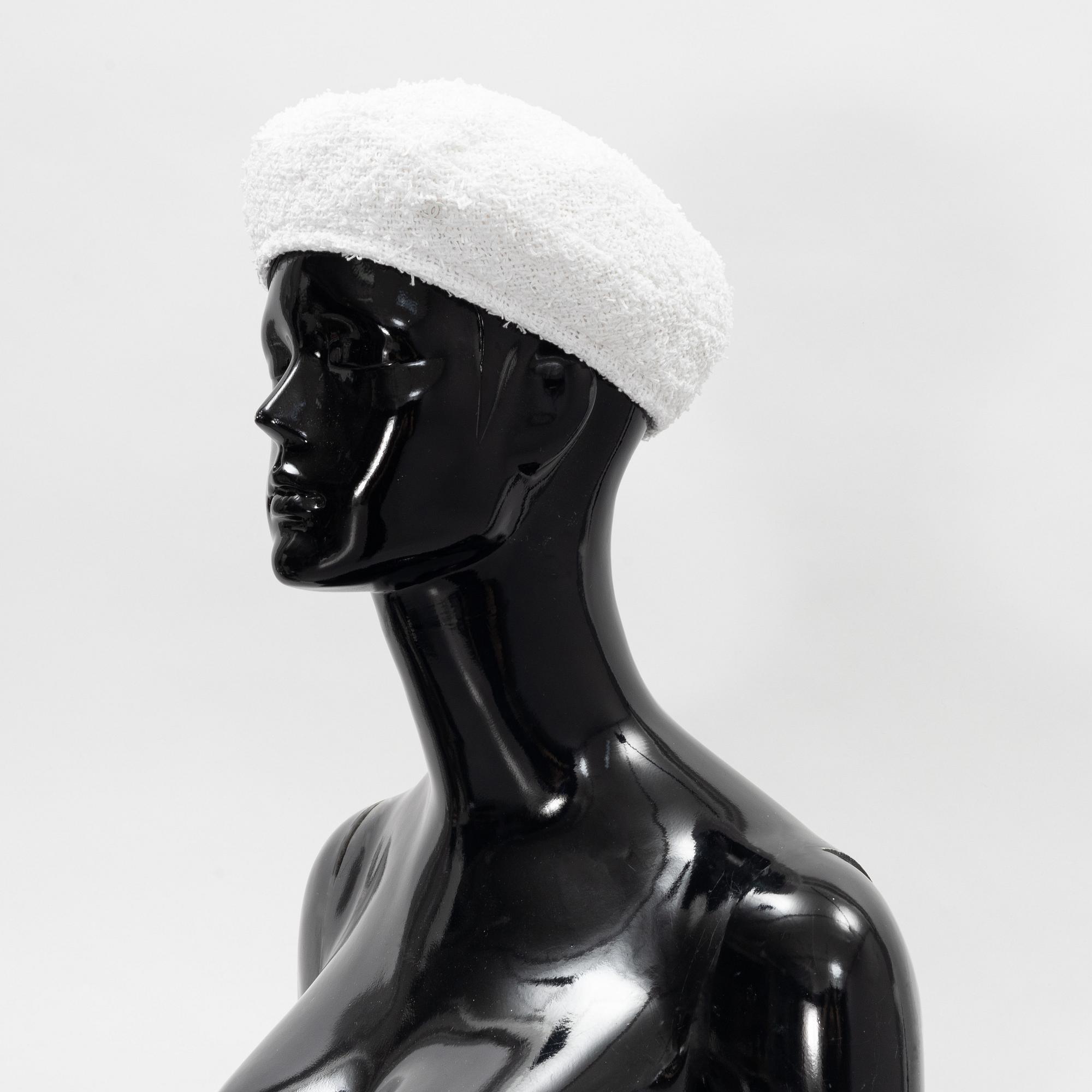 Chanel, a white cotton bouclé beret, size S.