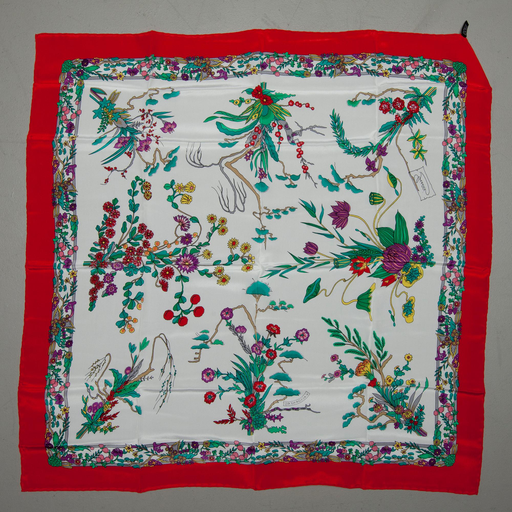 SCARF, Gucci.