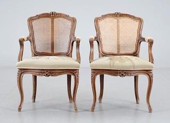 KARMSTOLAR, ett par, rokoko-stil, 1900-tal.