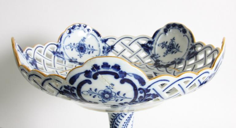 SERVISDELAR, c:a 30 delar, porslin, Meissen, "lökmönstret".