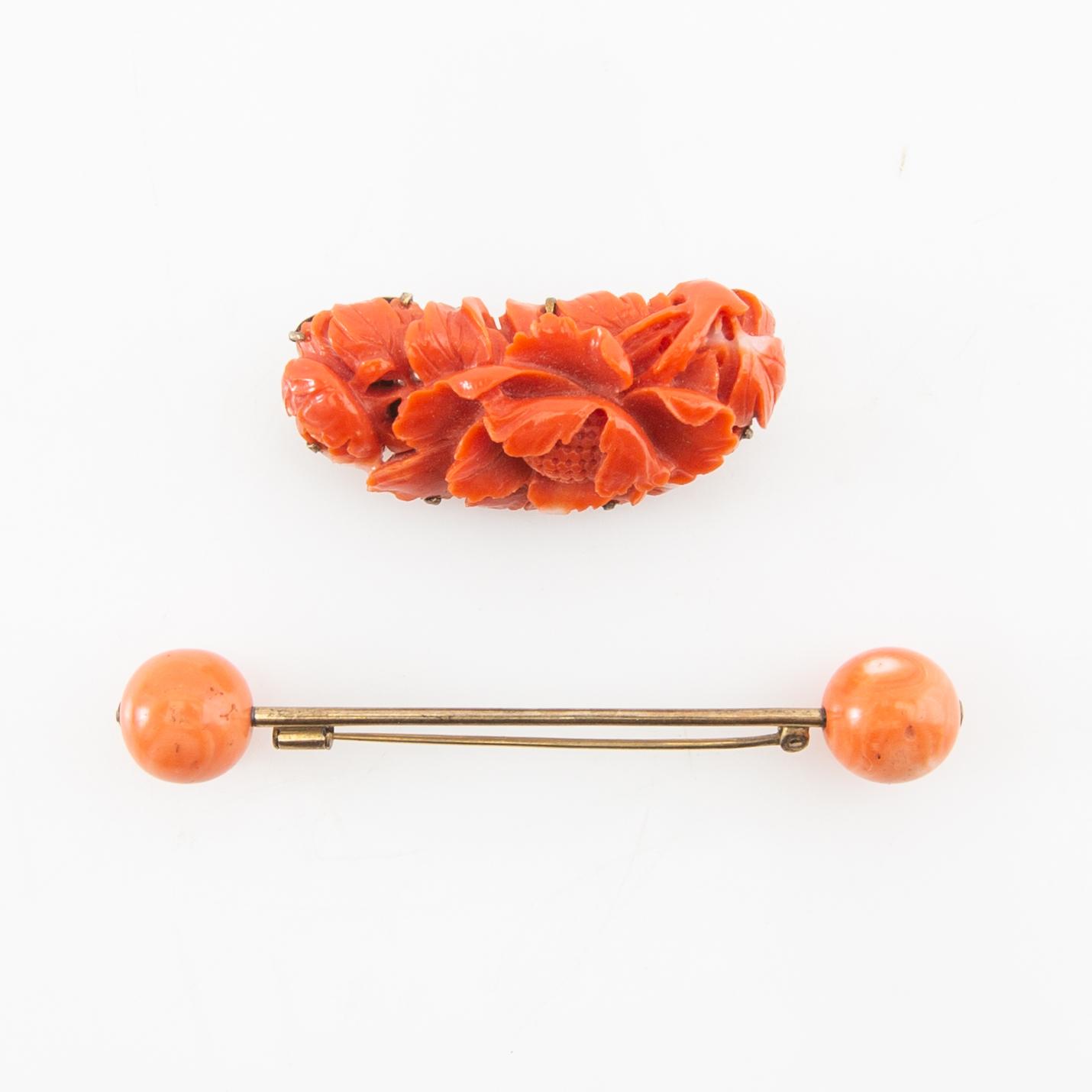 Jewellery made of coral, one item by K. Uyeda, Japan/China, first half of the 20th century.