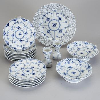 SERVISDELAR, 32 delar, porslin, "Musselmalet" Royal Copenhagen, Danmark.