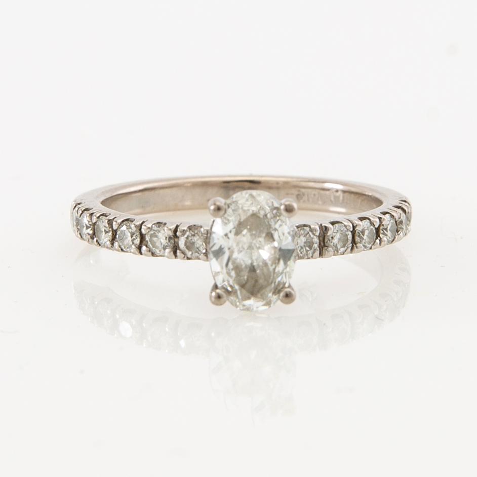 Ring, Patrik af Forselles, med ovalslipad diamant ca 0.57 ct.