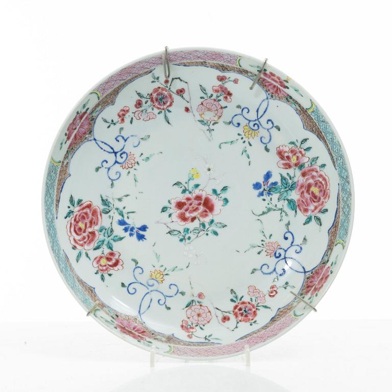 A set of three export porcelain plates and two dishes, Qing dynasty, Qianlong (1736-95).