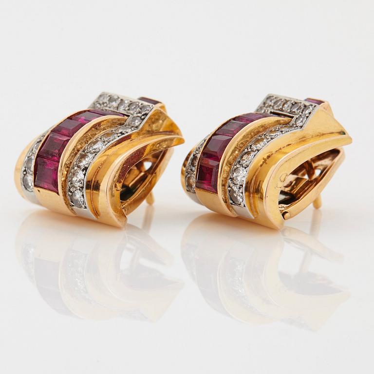 Boucheron ett par örhängen 18K guld och platina med rubiner och runda briljantslipade diamanter.