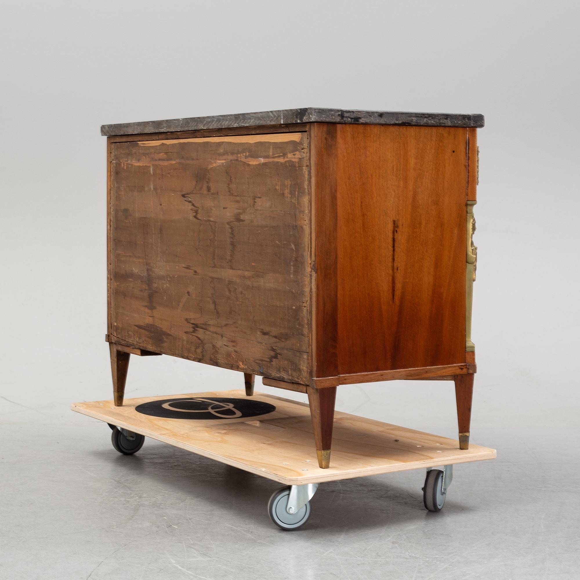 A late Gustavian chest of drawers, early 19th Century.