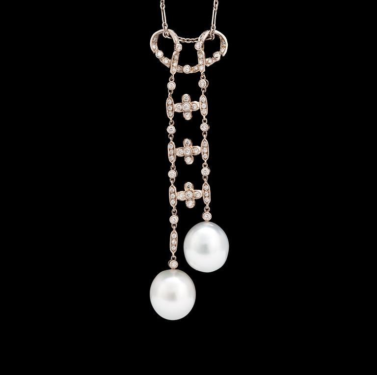 A cultured South sea pearl and brilliant cut diamond pendant, tot. 0.46 cts.