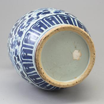 A large blue and white porcelain vase, Qing dynasty, late 18th/early 19th century.