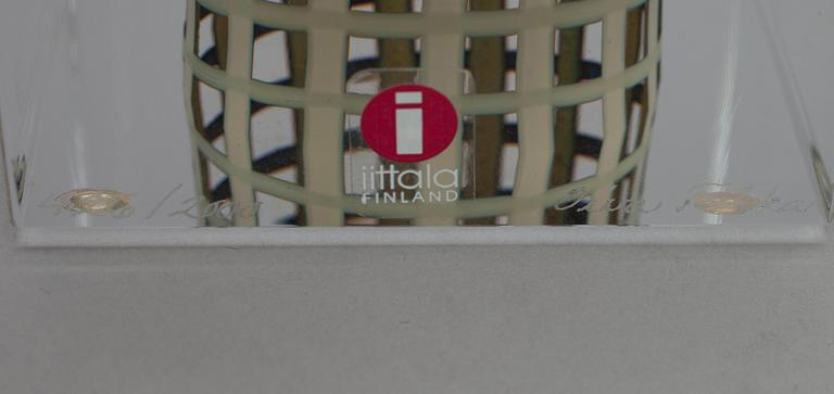 ÅRSKUB, glas, signerad Oiva Toikka, Nuutajärvi 2002, numrerad 426/2000.