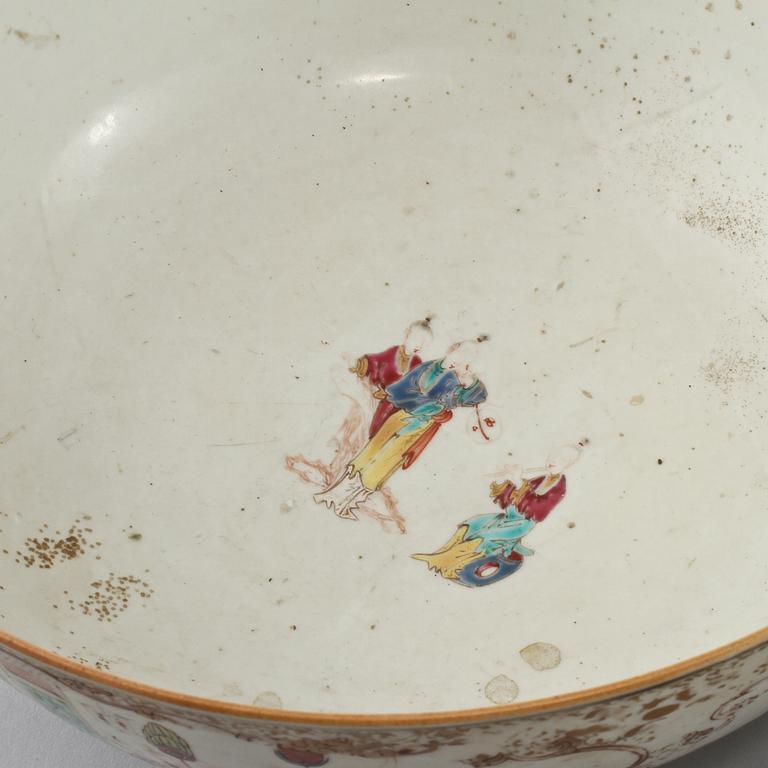 BÅLSKÅL, KANNA samt TALLRIKAR, 3 st, porslin, Kina, 1700-tal respektive 1800-tal.