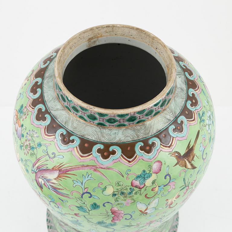 A large famille rose jar with cover, Qing dynasty, 19th Century.
