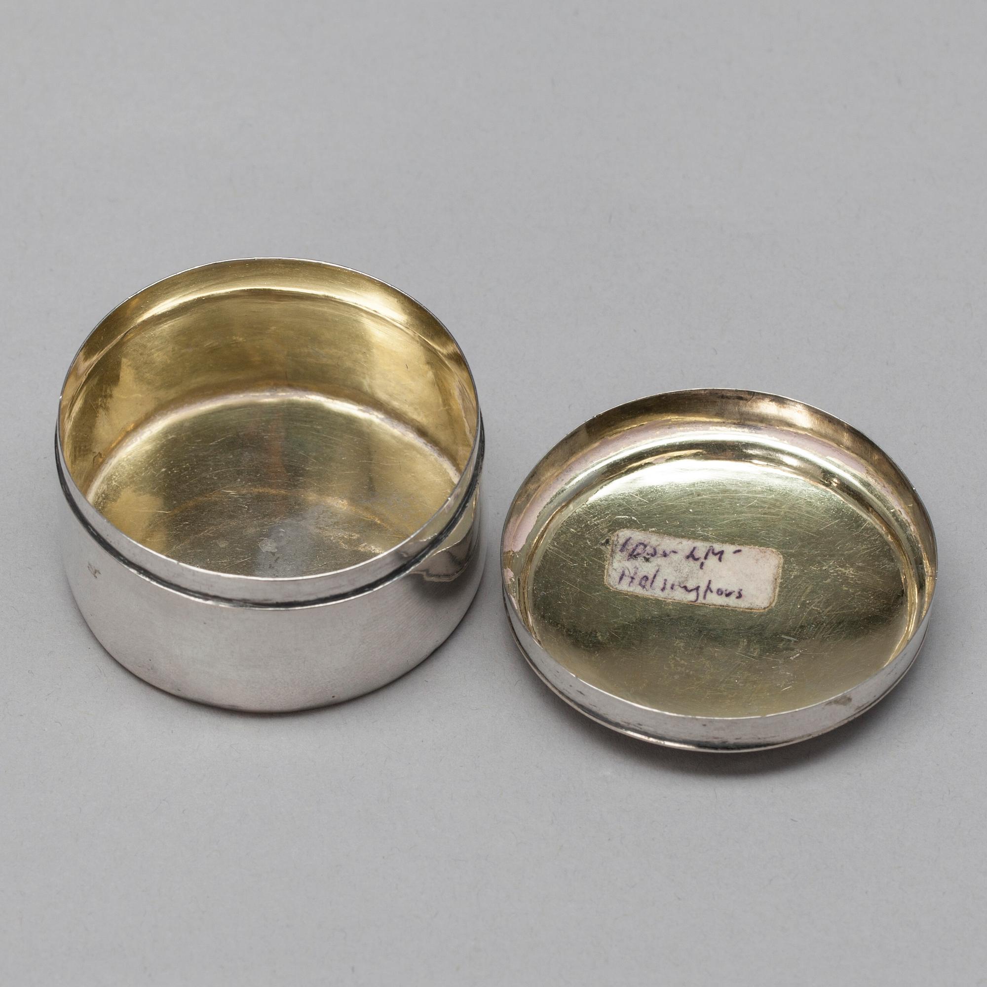 DOSA, silver, Gustaf Lindroos (1827-1839), Helsingfors. Vikt 22,6 g.