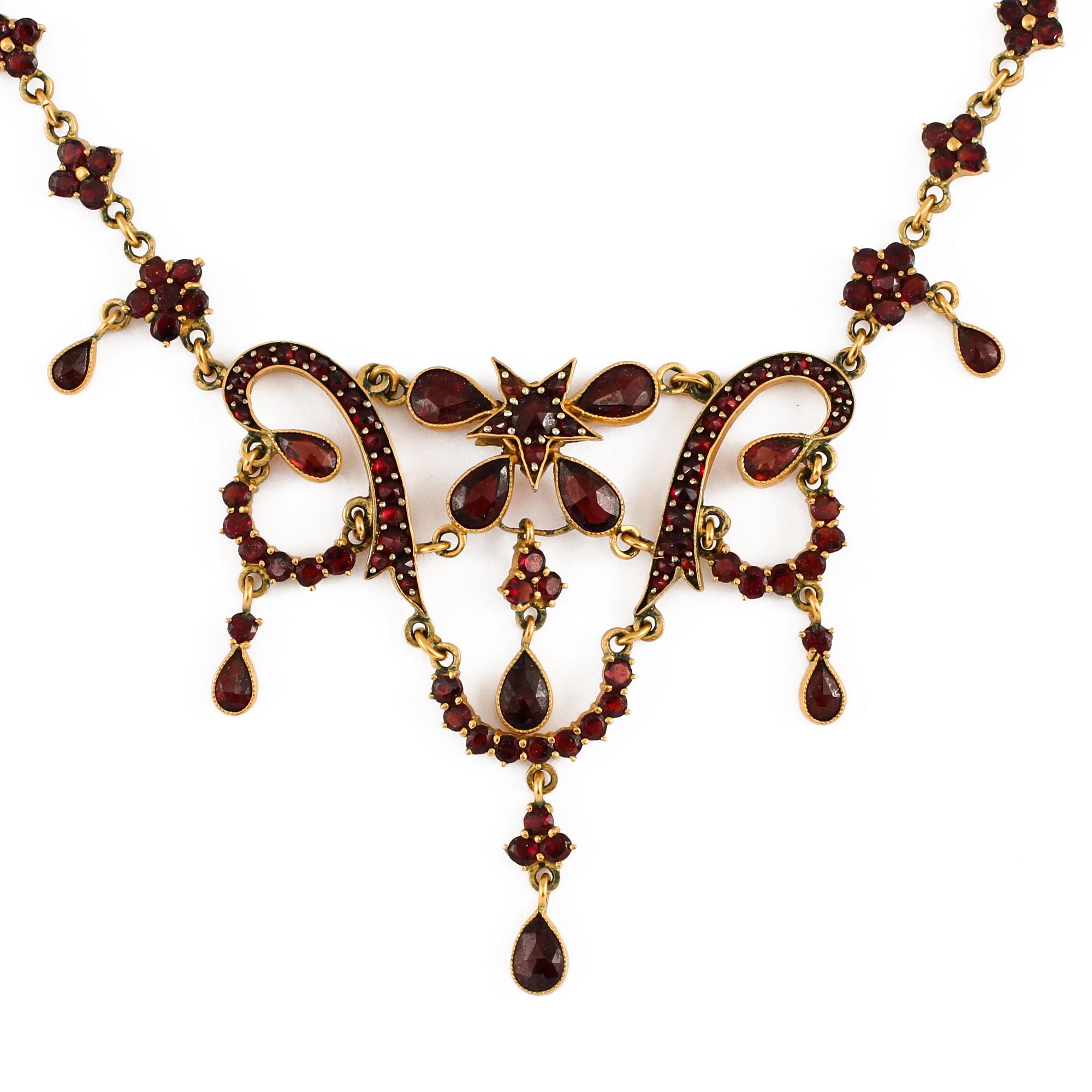 COLLIER, förgyllt silver med fasettslipade granater. 1900-talets första hälft.