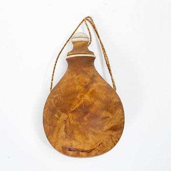 Thore Sunna, a salt bottle.
