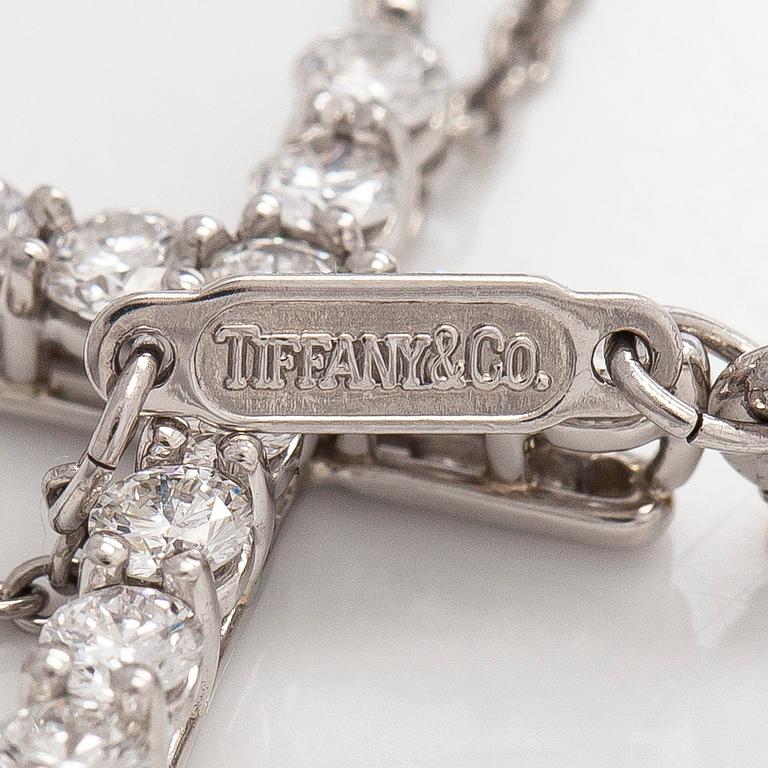 Tiffany & Co, halsband, kors, platina och briljantslipade diamanter.
