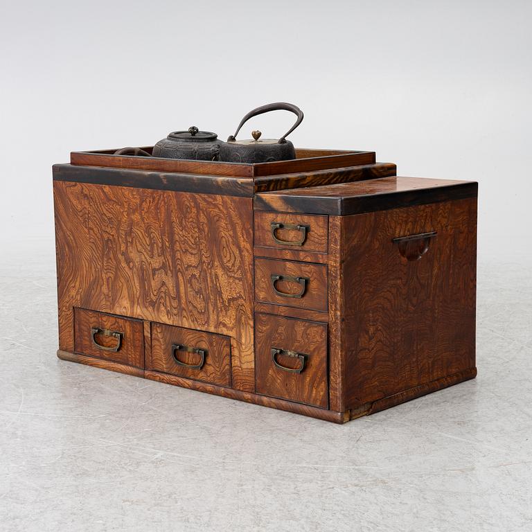 Hibachi (bordsgrill), trä och metall, med tekanna och kittel samt ställ, Japan, Meiji (1868-1912).