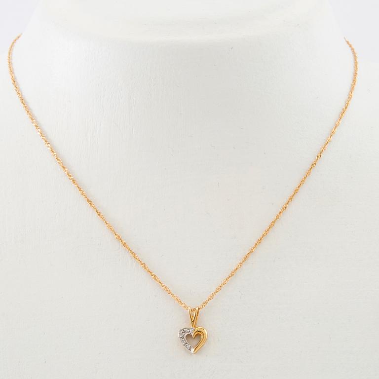 Necklace in 18K gold with a pendant in the shape of a heart set with single-cut diamonds.